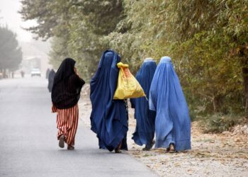 قيود على الأفغانيات تعلق عمليات أممية على حدود إيران