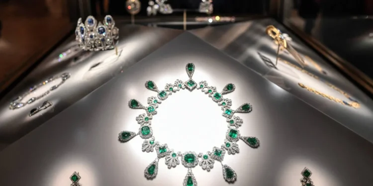 لصوص متحف اللوفر حاولوا بيع المجوهرات المسروقة عبر «الإنترنت المظلم»