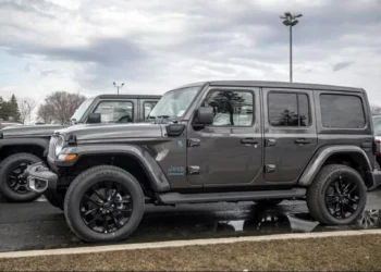 استدعاء 375 ألف سيارة رانجلر وجراند شيروكي حول العالم بسبب خطر اندلاع الحرائق