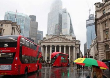 البريطانيون يتبنـــون موقفاً “أكثر حدة” من الأمريكيين تجاه الهجرة