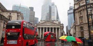 البريطانيون يتبنـــون موقفاً “أكثر حدة” من الأمريكيين تجاه الهجرة