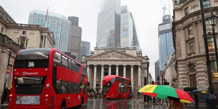 البريطانيون يتبنـــون موقفاً “أكثر حدة” من الأمريكيين تجاه الهجرة