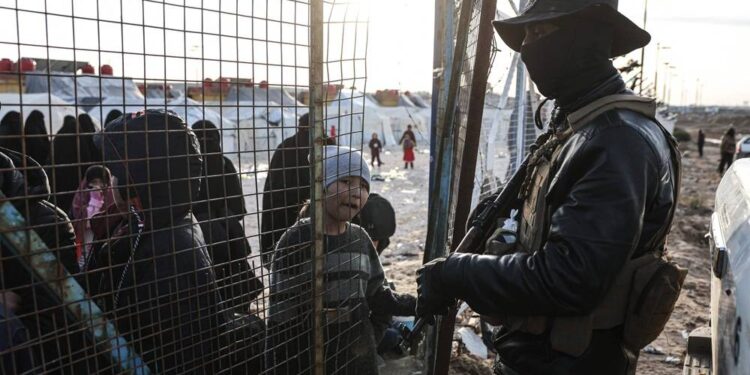 سوريا تبدأ إخلاء مخيم الهول ونقل قاطنيه إلى شمال حلب