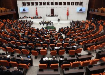 البرلمان التركي يوافق على “خطة سلام” مع حزب العمال الكردستاني بعد إلقاء السلاح