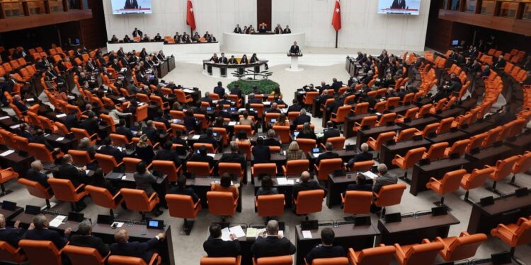 البرلمان التركي يوافق على “خطة سلام” مع حزب العمال الكردستاني بعد إلقاء السلاح