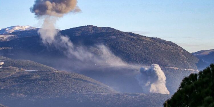 اسرائيل تشن ضربات على مواقع حزب الله جنوب لبنان وسط تصاعد التوتر الإقليمي