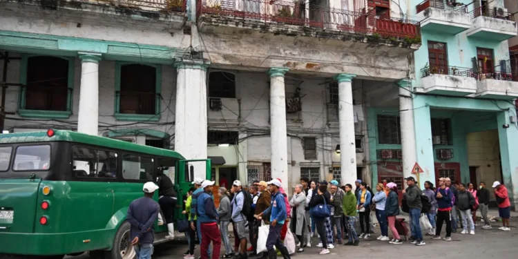 أزمة الوقود تشل خدمات النظافة في هافانا… والقمامة تتحول إلى تهديد صحي