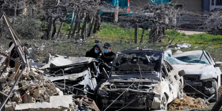 لبنان.. تصعيد يهدد الهدنة,,الغارات الإسرائيلية تعيد شبح المواجهة و”حزب الله” يتمسك بخيار المقاومة