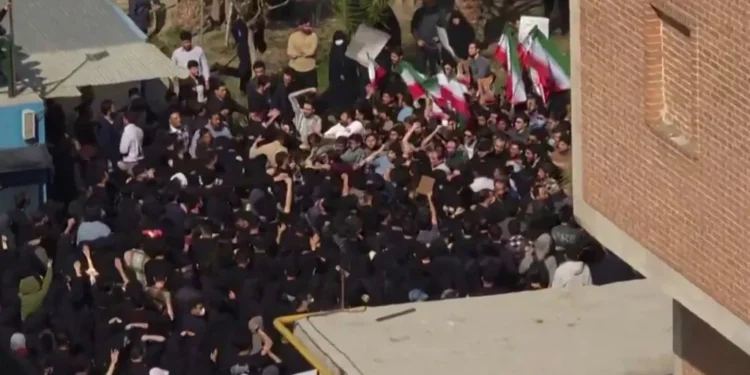 ايران.. الاحتجاج حق للطلاب ضمن “الخطوط الحمر” وسط تصاعد التوتر في الجامعات