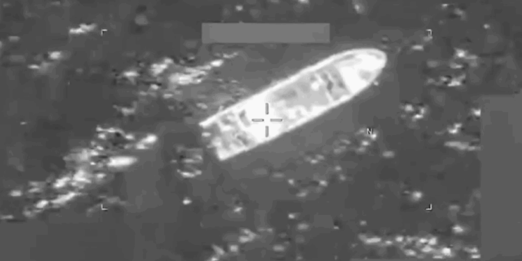 الجيش الأمريكي يقصف سفينة في المحيط الهادئ