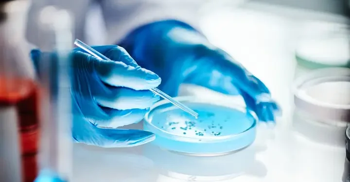 بكتيريا متجمدة منذ آلاف السنين تثير آمالاً طبية ومخاوف صحية