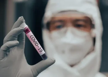 فهم علمي جديد يفسّر حالات التجلط النادرة المرتبطة ببعض لقاحات كورونا