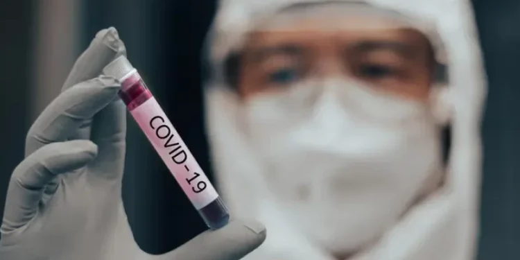 فهم علمي جديد يفسّر حالات التجلط النادرة المرتبطة ببعض لقاحات كورونا