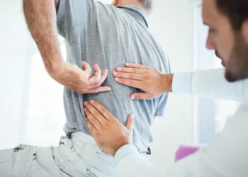 لماذا نشعر بالألم؟ قراءة علمية مبسّطة في آلية الإحساس والاختلاف بين الأفراد