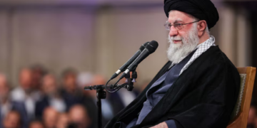 واشنطن تدرس استهداف قادة إيرانيين وخيارات لتغيير النظام