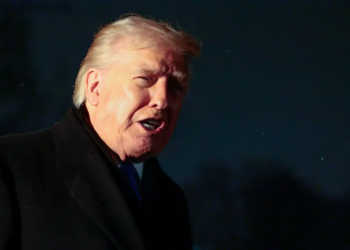 بين التفاؤل والتهديد … ترمب يشيد بمباحثات مسقط مع إيران ويُلوّح بأسطول بحري ضخم في الشرق الأوسط