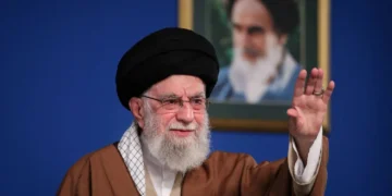علي خامنئي: المرشد الأعلى لإيران.. حياته، مقلدوه، وتأثيره على السلطة والسياسة الإقليمية”