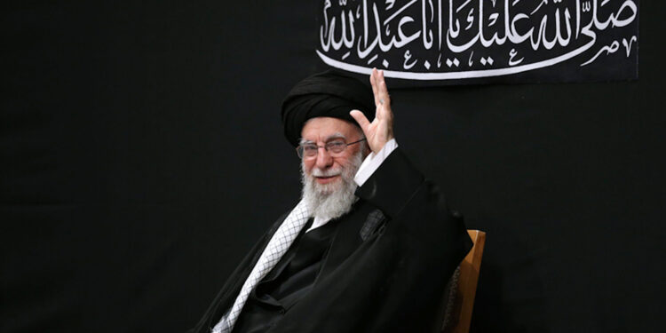 بغداد تحذر من حرب شاملة: الحداد الرسمي بعد اغتيال خامنئي