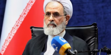 إيران تعين مجلس قيادة مؤقتاً بعد مقتل خامنئي وسط تصاعد التوتر الإقليمي