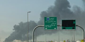 انفجارات تهز أبوظبي والدوحة ودبي.. وإيران تعلن إسقاط 6 مسيّرات “هرمس”