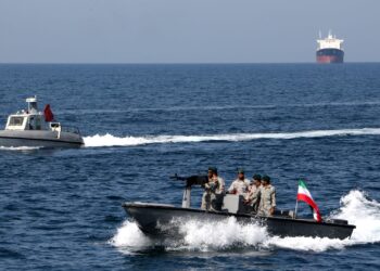 إيران تعلن سيطرة قواتها البحرية على الخليج ومضيق هرمز
