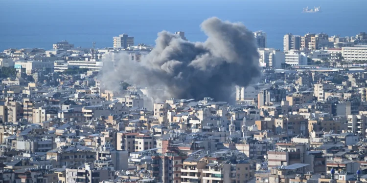 إسرائيل توسّع ضرباتها في لبنان وتستهدف مرافق “القرض الحسن” المرتبطة بحزب الله