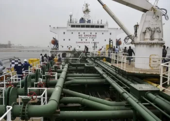 بريطانيا تستعد لاعتراض ناقلات النفط الروسية واحتجازها في مياهها الإقليمية