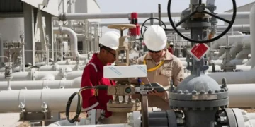 توتر إقليمي يهدد النفط العالمي.. إجلاء موظفين أجانب من حقول العراق.