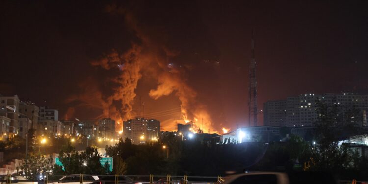 الجيش الإسرائيلي: تدمير نصف مخزون صواريخ إيران واستهداف أهداف في عمق طهران