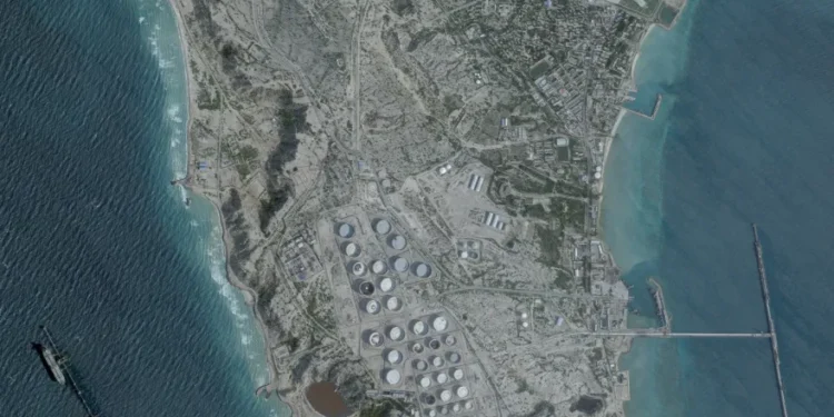 جزيرة خرج.. شريان تصدير النفط الإيراني بعد الضربة الأميركية