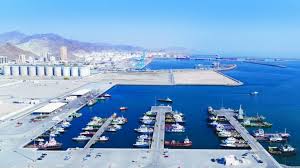 تعليق بعض عمليات تحميل النفط في ميناء الفجيرة بعد هجوم بمسيّرة