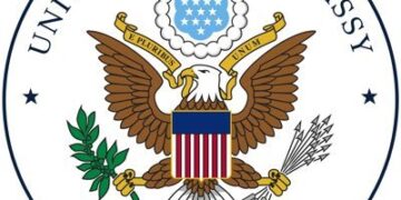 السفارة الأميركية بالعراق تُصدر تحذيراً عاجلاً بمغادرة الموظفين غير الأساسيين وتحذر المواطنين من السفر