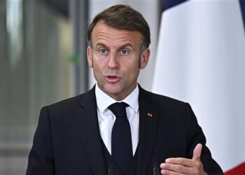 ماكرون يدعو حزب الله لتسليم سلاحه ويطالب إسرائيل باحترام سيادة لبنان