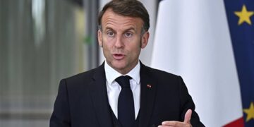 ماكرون يدعو حزب الله لتسليم سلاحه ويطالب إسرائيل باحترام سيادة لبنان