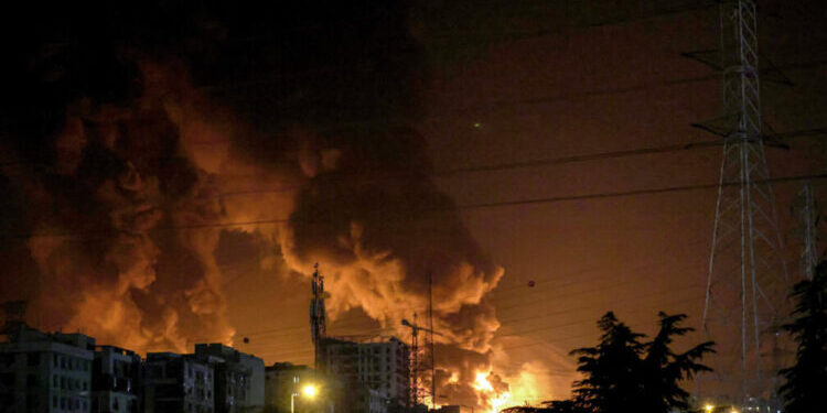 غارات تستهدف مجمعات بتروكيمياويات في إيران.. وانفجارات تهز عدة مدن