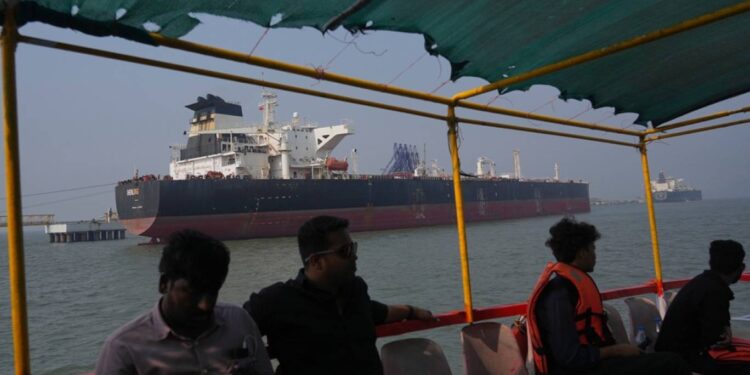 خطر مضيق هرمز يربك حركة الشحن الهندية