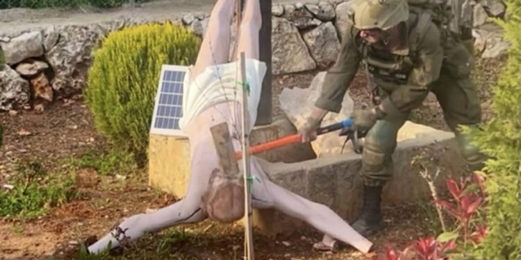 إسرائيل تعاقب جنوداً بعد إساءة لـ”رمز ديني مسيحي” في جنوب لبنان وتفتح تحقيقاً في الحادثة
