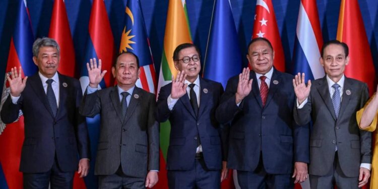 الحلقة المفقودة في الثنائي الأميركي – الصيني