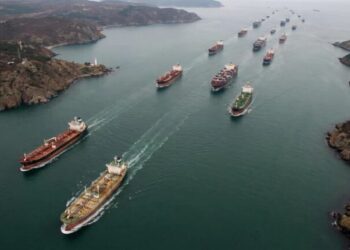 تراجع حاد في الملاحة بمضيق هرمز.. 15 سفينة فقط تعبر خلال 24 ساعة