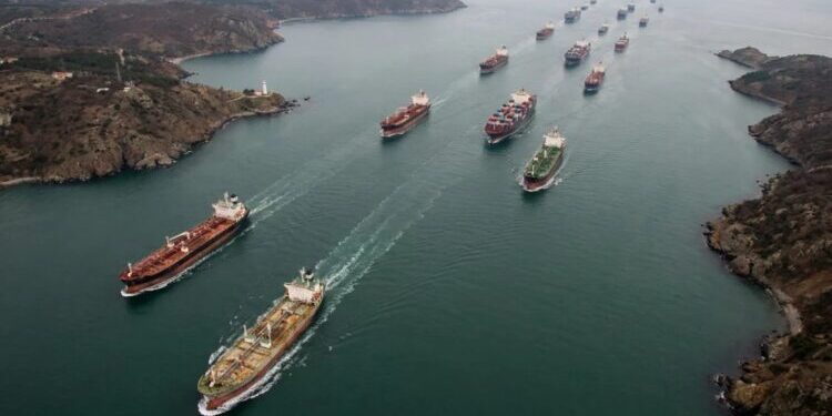 تراجع حاد في الملاحة بمضيق هرمز.. 15 سفينة فقط تعبر خلال 24 ساعة