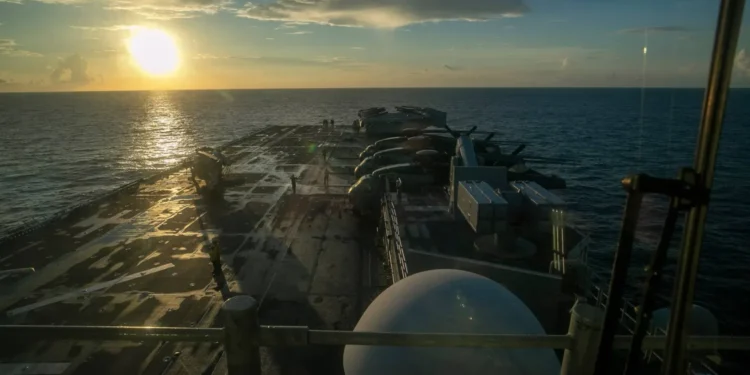 الحرس الثوري الإيراني يعلن استهداف سفينة إنزال أميركية وسفينة مرتبطة بإسرائيل