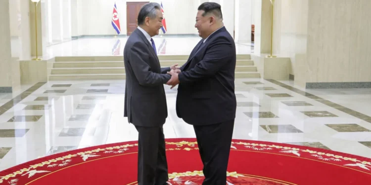 كيم يدعم الصين ويدعو لتعزيز التحالف في مواجهة “عالم متعدد الأقطاب”