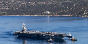 أكبر حاملة طائرات أميركية تغـــادر الشرق الأوسط بعد مهمة قياسية وسط استمرار الحشد العسكري