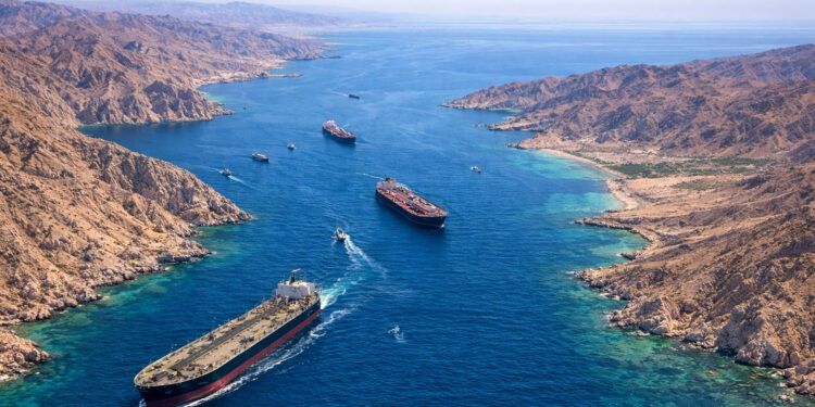 بعد إعلان الهدنة.. حركة محدودة للسفن في هرمز ورسوم مرتقبة على العبور