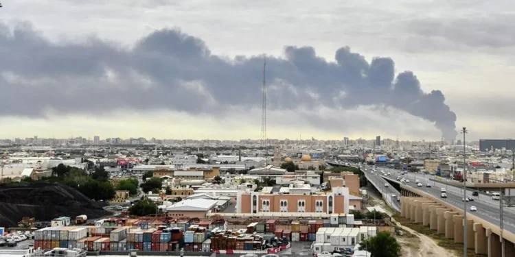 حريق كبير في مطار الكويت بعد استهداف خزانات الوقود بطائرات مسيّرة