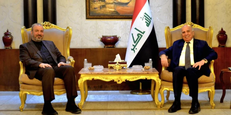 بغداد وطهران تبحثان ضمان استمرار صادرات النفط عبر مضيق هرمز