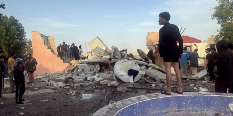 صاروخ مجهول يحصد أرواح عائلة في البصرة.. ومخاوف من تصاعد الخطر على المدنيين