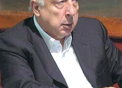 هو هنا وهناك