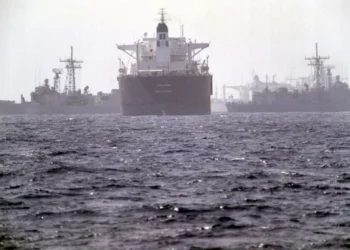 شلل شبه تام في مضيق هرمز: تراجع حاد بحركة الشحن وسط تصعيد عسكري