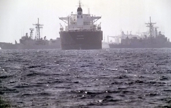 شلل شبه تام في مضيق هرمز: تراجع حاد بحركة الشحن وسط تصعيد عسكري